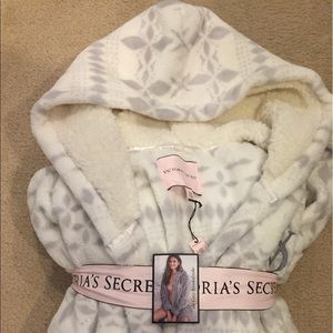 NWT Victoria’s Secret plush robe medium